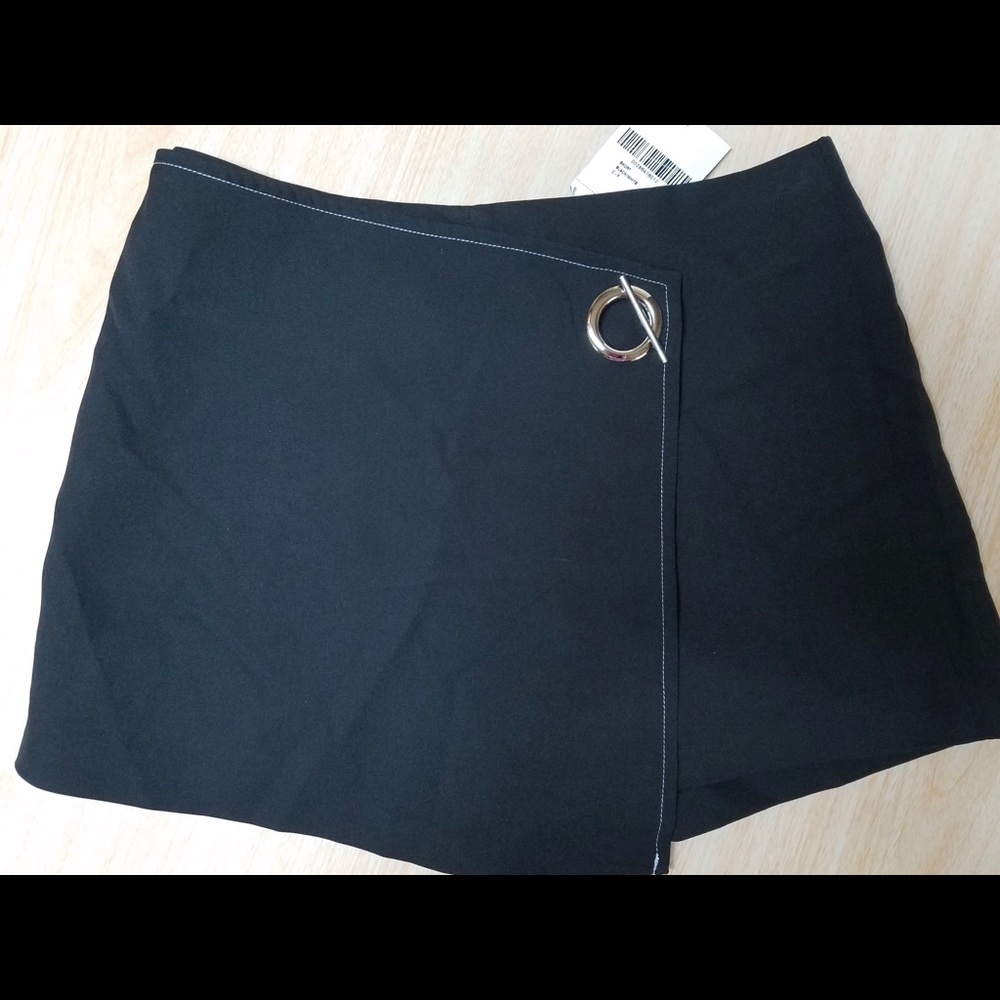NWT BLACK SKORT SIZE S WRAP CLOSE NEW WITH TAGS